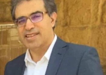 المهرج واللعبة المموهة