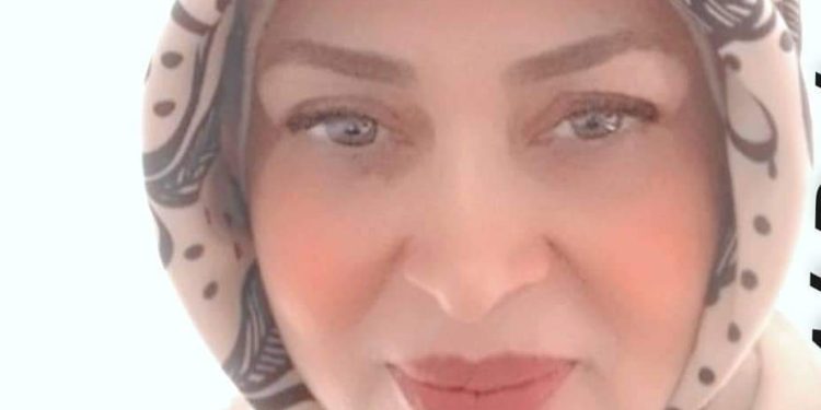 الفنانة التشكيلية العراقية الدكتورة :عايدة الربيعي لمجلة أزهار الحرف