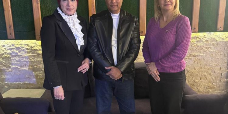 رئيس ملتقى الشعراء العرب ناصر رمضان عبد الحميد يكرم الشاعرة جنان خريباني والشاعرة الدكتورة زبيدة الفول في لقاء ثقافي بالقاهرة