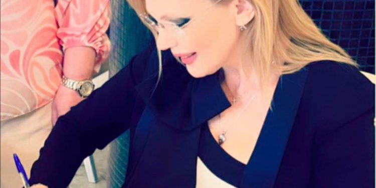 السيرة الذاتية والأدبية للشاعرة اللبنانية ندى حنا