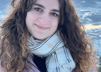 بين حقيبتين/كاتيا العويل