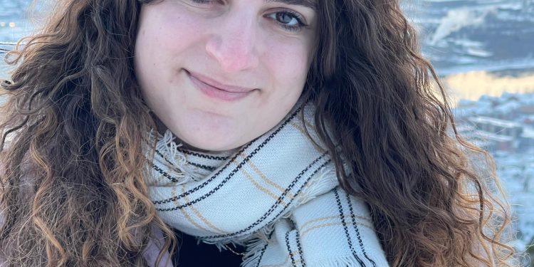 بين حقيبتين/كاتيا العويل