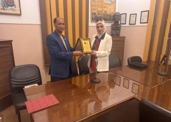 تكريم رئيس ملتقى الشعراء العرب الأديب ناصر رمضان عبد الحميد للعام الثاني على التوالي من لبنان ممثلا في الدكتورة زبيدة الفول